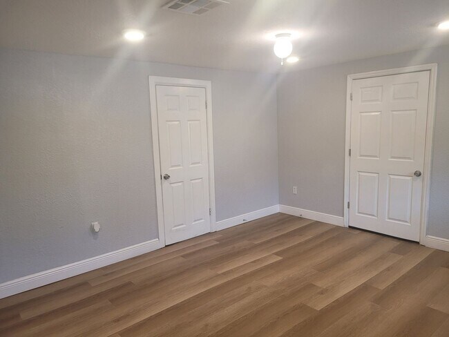 Building Photo - 1320 S Oleander Ave