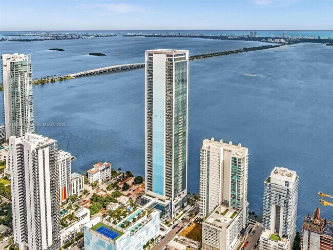 Building Photo - 700 NE 26th Terrace