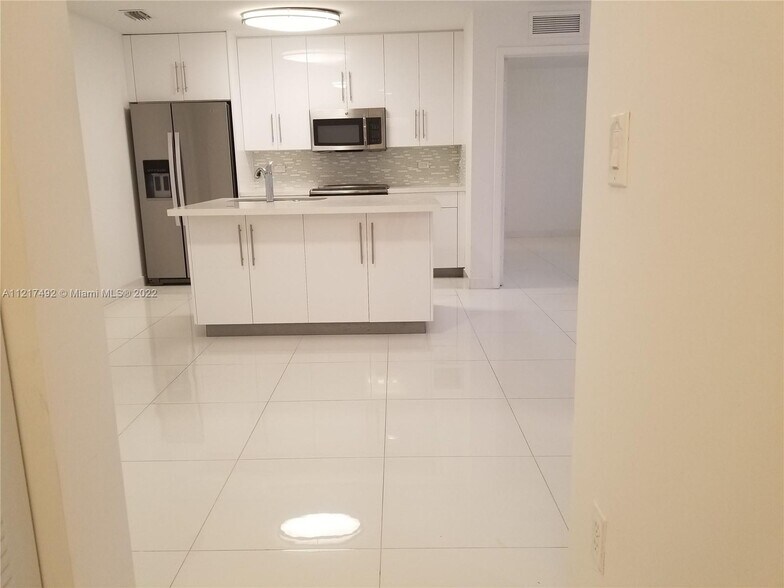 Beautiful bright and modern apartment - 2651 NE 212th Ter