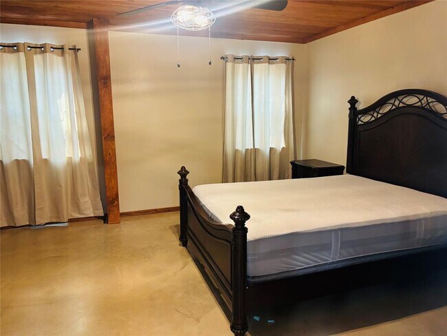 Building Photo - 189 Road Runner Ln