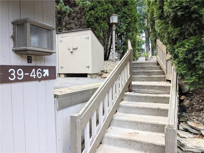 Building Photo - 44 Great Meadow Ln