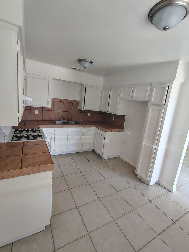 Building Photo - 2 Bed / 1 Bath – Gated Unit with Private Patio | Bakersfield