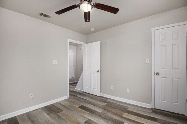Building Photo - Recently updated 2-story 2-1.5 in Fort Wor...
