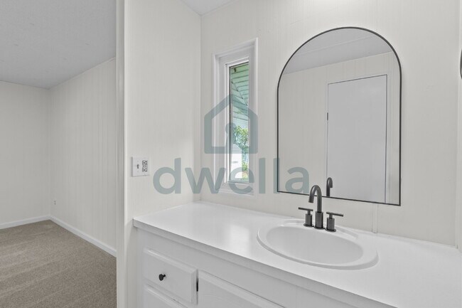 Building Photo - Location Perfection! Beautifully Renovated 3-bedroom, 2-bath home in the highly sought-after Lexi...