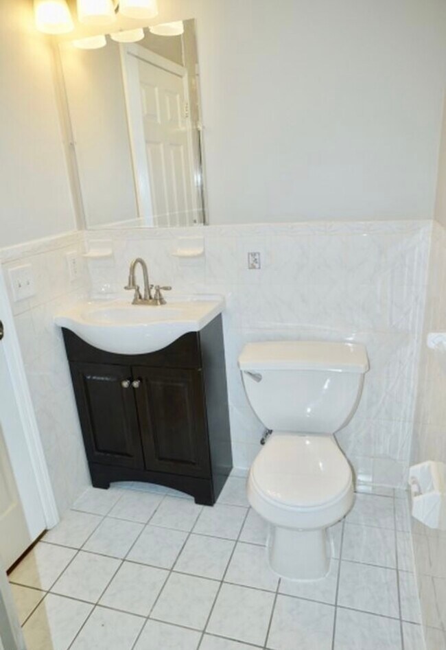 bathroom 1 - 214 E Jersey St