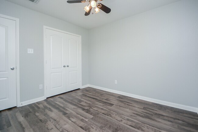 Building Photo - 16102 Limestone Lake Dr