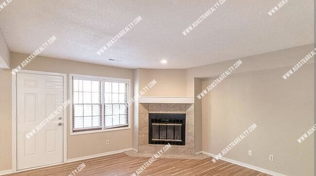 Building Photo - Beautiful and Spacious Townhome in LAWRENCE-Available in MAY!!
