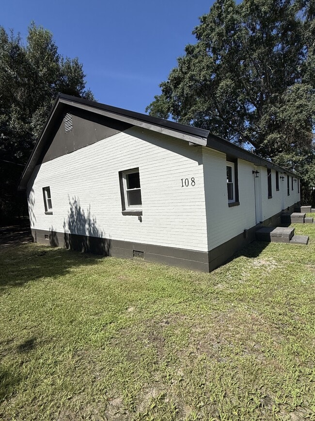 Building Photo - 106 Molette St