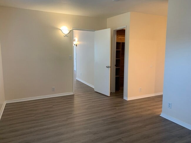 Building Photo - 489 El Monte Rd