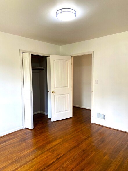 Building Photo - 1826 Eastridge Dr