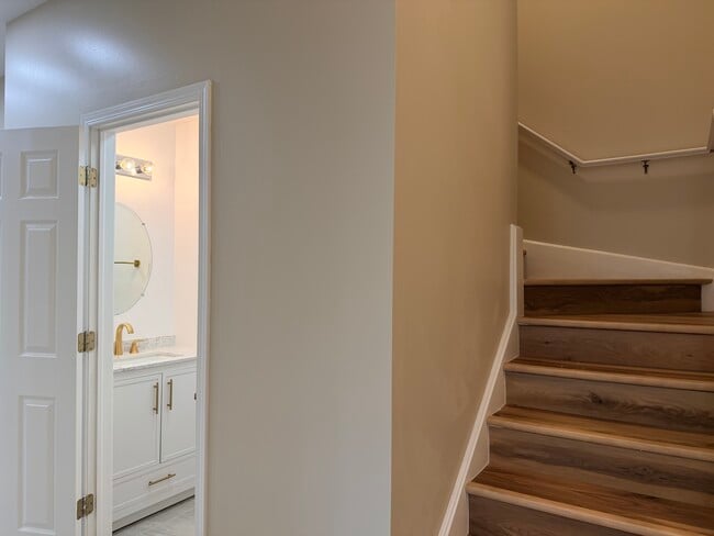 Building Photo - 431 Pine Lake Cir