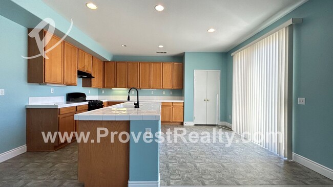 Building Photo - 5 Bedroom, 3.5 Bathroom Victorville Home w...