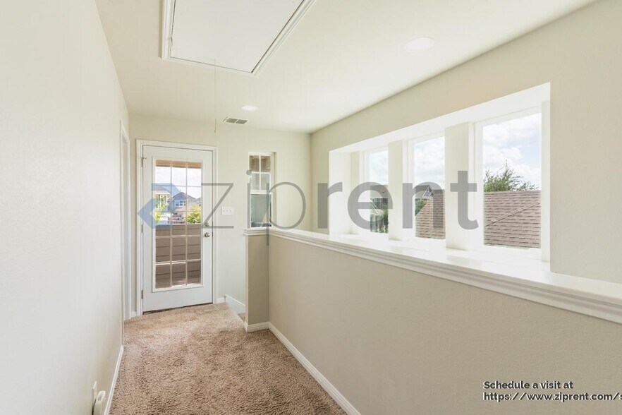 Building Photo - 215 Friendship Oak Dr