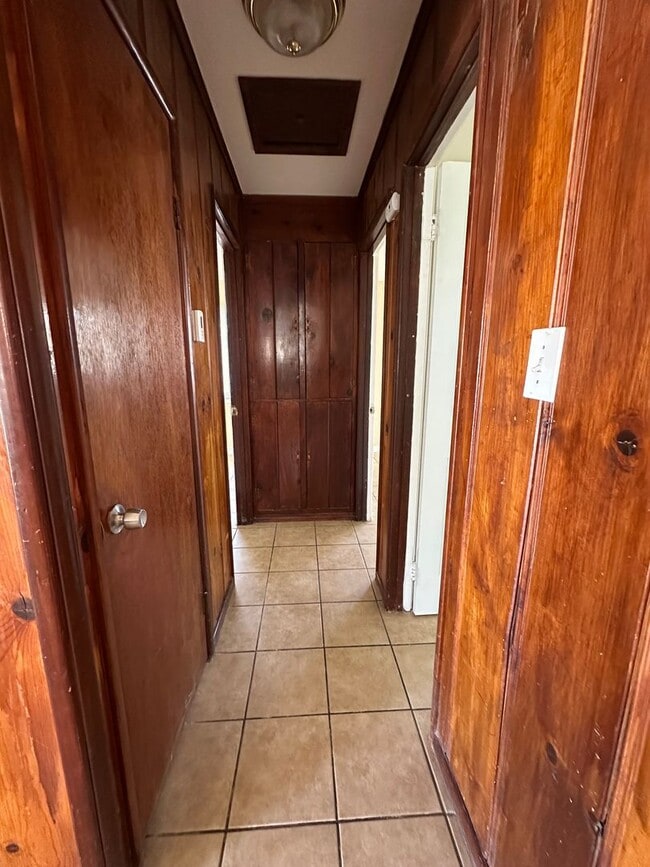 Building Photo - Welcome to your 2 bedroom 1 bath home!