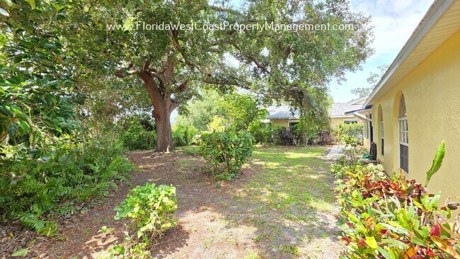 Building Photo - IMPRESSIVE 3 BEDROOM/2 BATH SARASOTA HOME! SUPER LOCATION! PET FRIENDLY!