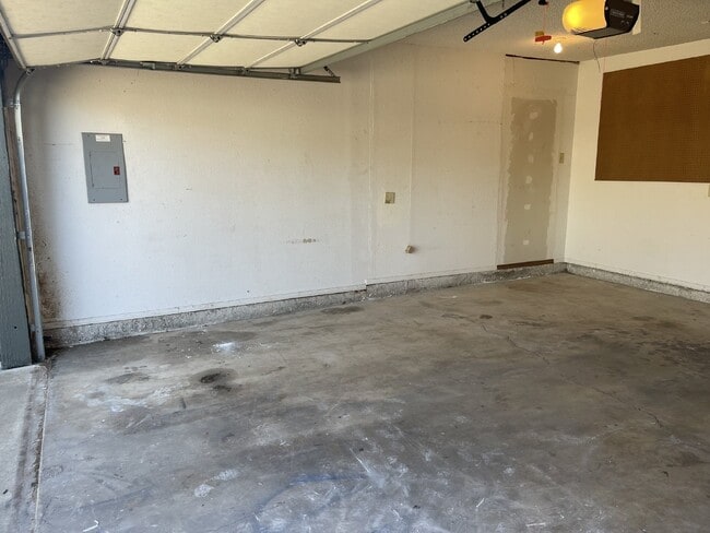 Building Photo - 2-Bedroom Home with 2-Car Garage
