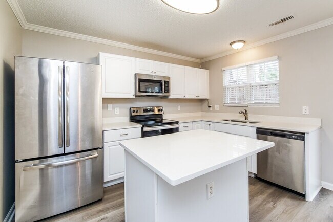 Building Photo - 3020 Hayling Dr