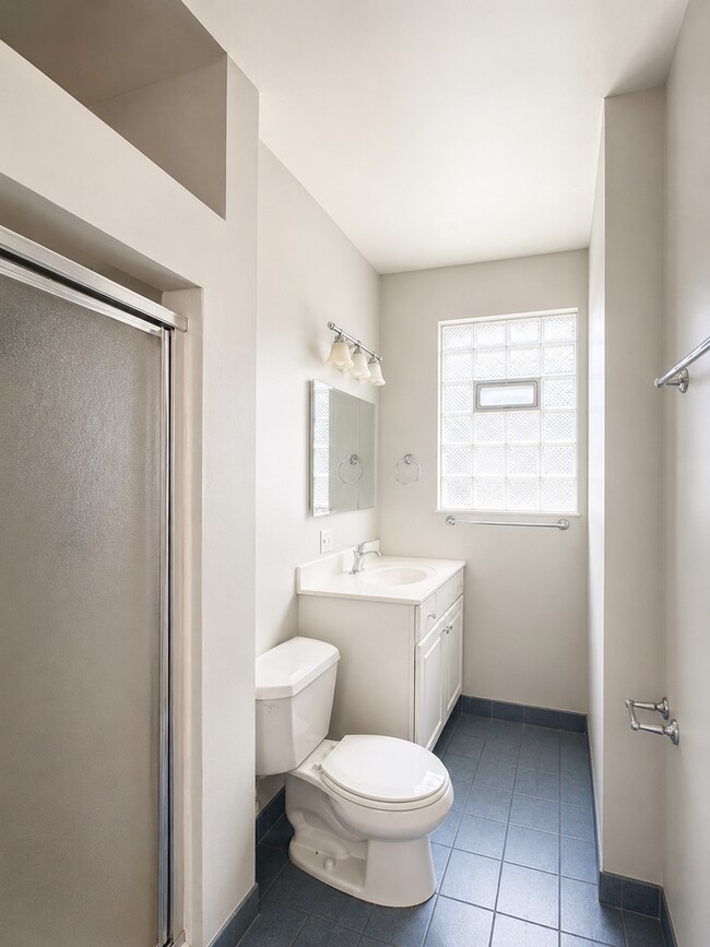 Building Photo - 6 Bed/2 Bath Mins. from UC Campus $600/pp ($3,600/mo)!