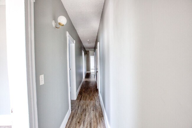 Building Photo - OVERSIZED 3 bedroom 1 bathroom Apartment