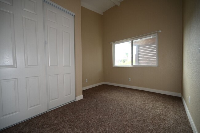 Building Photo - 4672-76LB