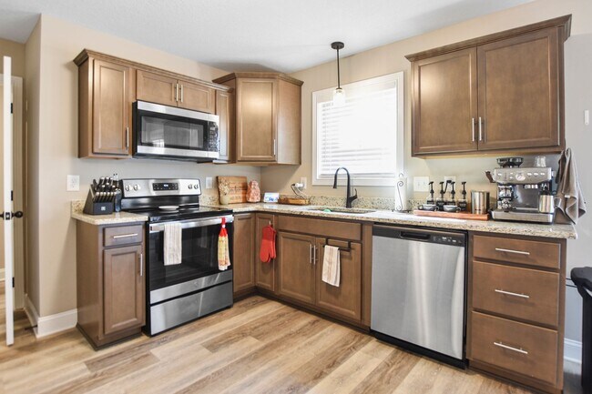 Building Photo - Pet Friendly Three Bedroom!