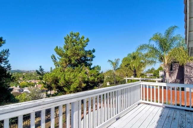Building Photo - Spectacular 4 bd. 3 bath home in prime Dis...