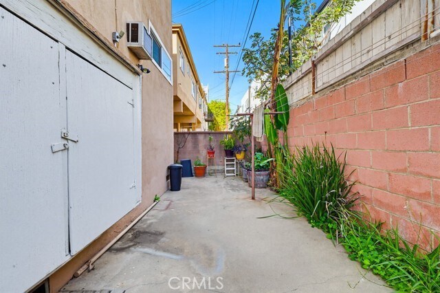 Building Photo - 930 N Stanley Ave