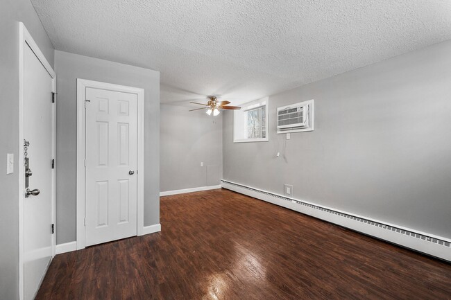 Building Photo - Spacious 1BR/1Bath apartment available Now!