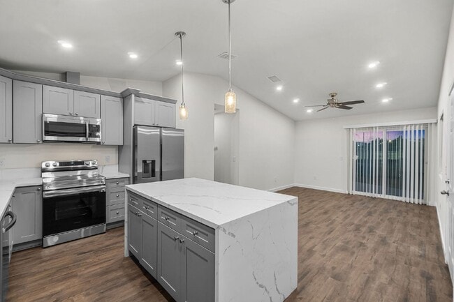 Building Photo - Up to $1400 off 1st month!! Vista - 3 bed/...