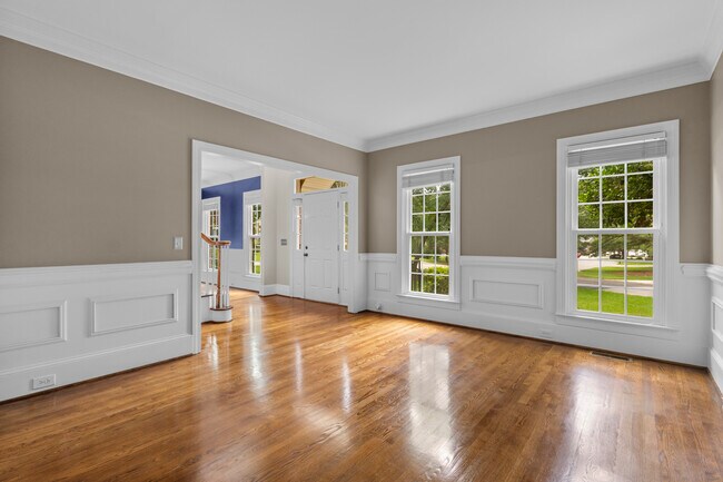 Building Photo - 101 Hollingwood Dr