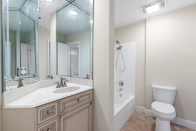 Building Photo - Rare Find! 2 Bedroom 2 Bath Condo at Magnolia Plaza