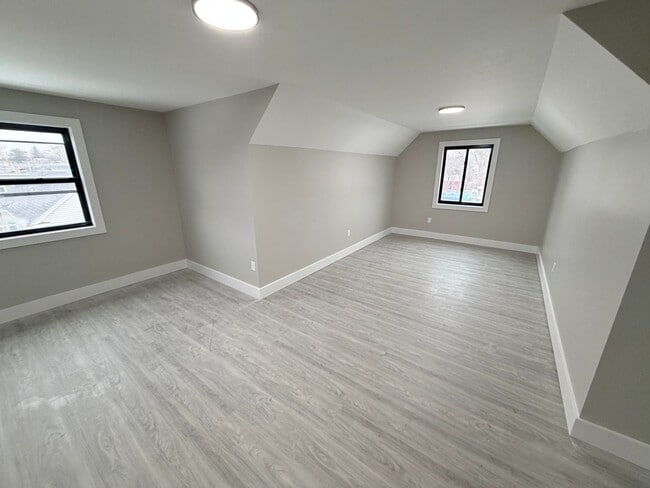 Building Photo - 194 N Lake Ave