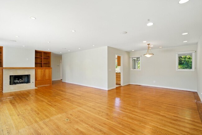 Building Photo - Gorgeous 4 bedroom home in Greenbrae with ...