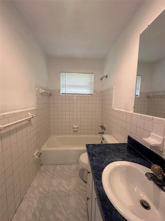 Building Photo - 400 SE 9th Ct