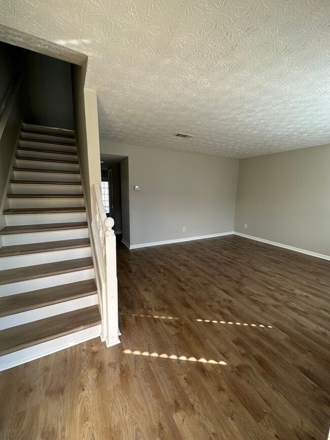 Building Photo - 2 bed 2.5 bath in Stockbridge!