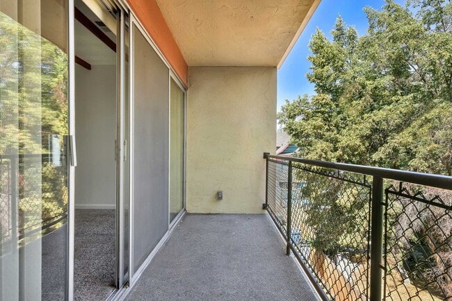 Building Photo - Wonderful newely updated downtown condo