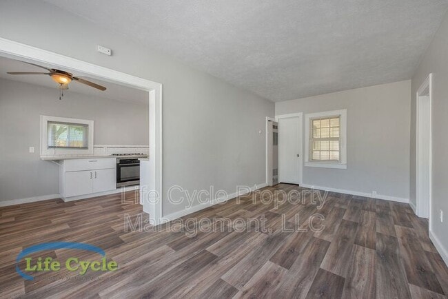 Building Photo - 1314 Beechwood St NE