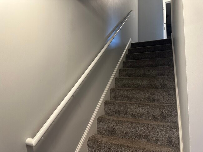 Building Photo - 27 Russell Ave