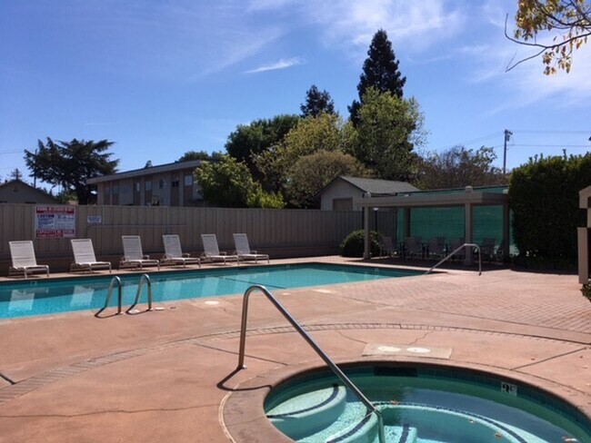 Building Photo - LOS GATOS  - Town House with designer upda...