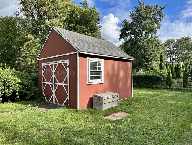 Building Photo - Spacious 4-Bedroom, 2-Bath Home in Clawson – Minutes from Downtown!