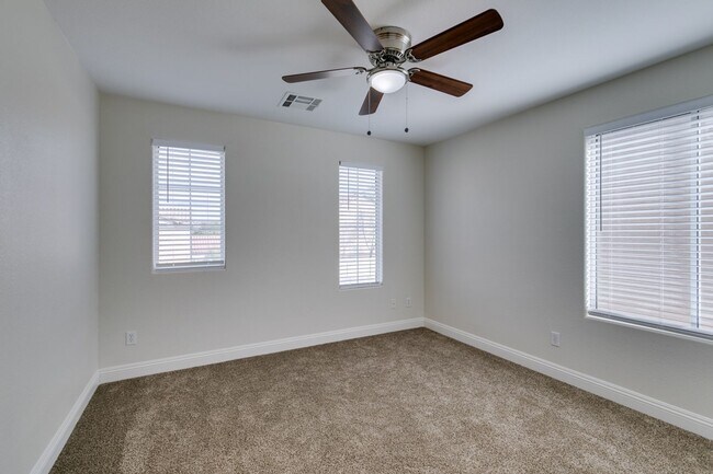 Building Photo - Charming 4 Bedroom, 3 Bathroom Home Near S...