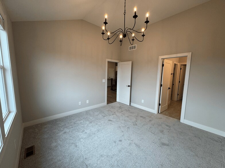 Building Photo - 1400 SW Winthrop Dr