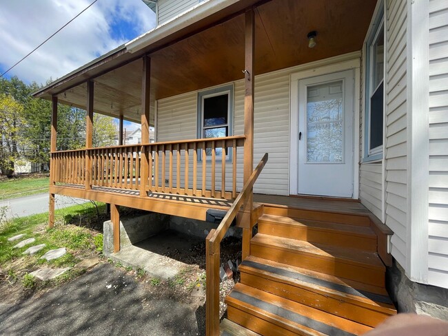 Building Photo - Colorful, eclectic 3-bedroom house in Pitt...