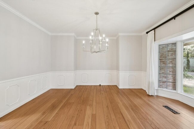 Building Photo - 216 Valparaiso Ave