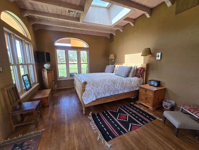 Building Photo - Furnished, 6-12 month rental