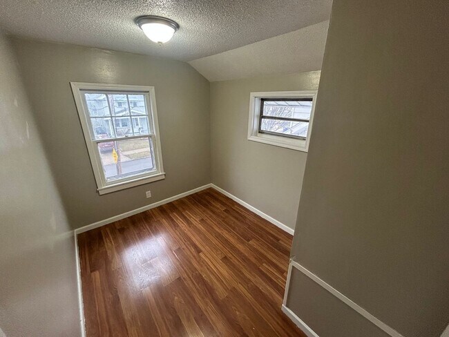 Building Photo - Charming 3-bed, 1-bathroom house located in North End Toledo, OH.