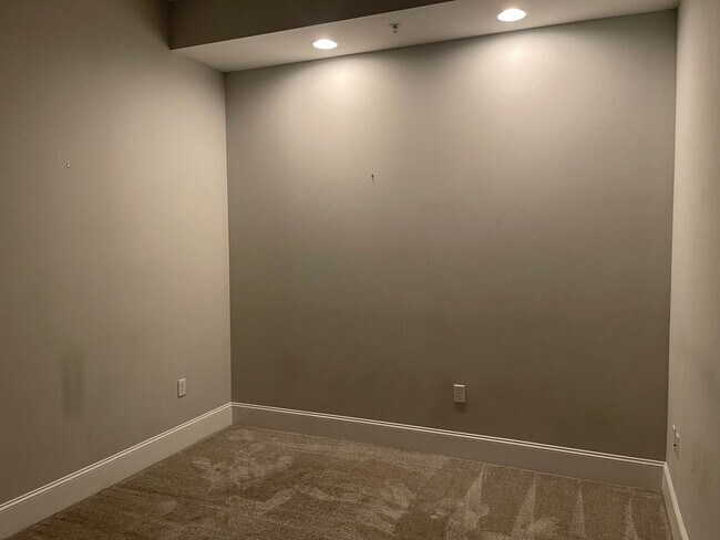 Building Photo - Your Dream Downtown Condo Awaits!
