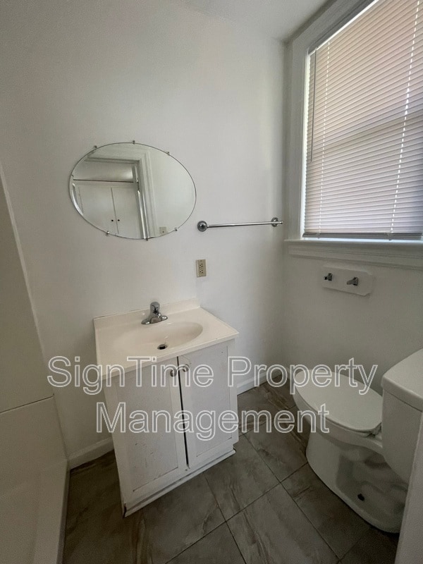 Building Photo - 113 S Mulberry St