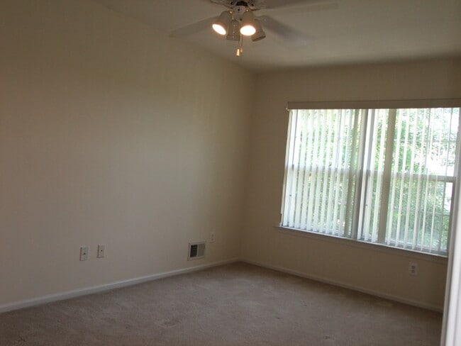 Building Photo - 12 Roxiticus Ct