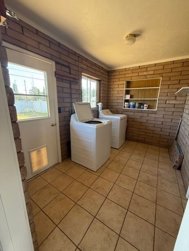 Building Photo - REDUCED!! 3 Bed 1 1/2 Bath Home with Firep...